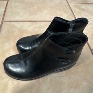 Dansko Black Leather Ankle Boots - size 6.5-7 Classic Zip Closure